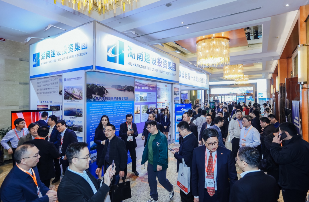 20231109861625.jpg 7展位人潮涌動(dòng).jpg