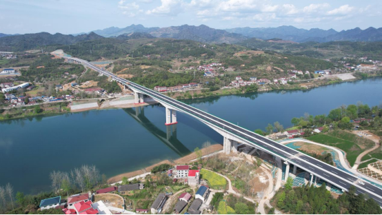20240520233017.png 圖片3主橋部分采用180米連續(xù)剛構設計的辰溪沅水特大橋.png