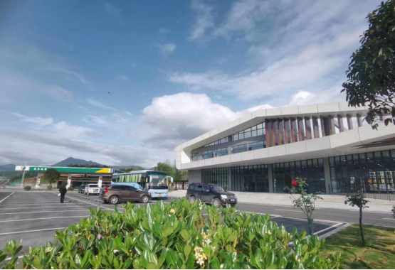 20240520681623.png 圖片5外墻采用灰色鋁合金干掛+涂料相結合的服務區(qū)建筑.png